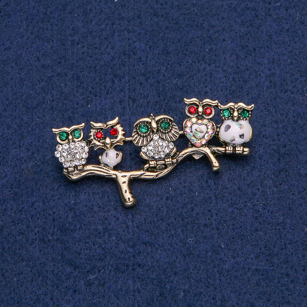 Broșă bufniță din metal auriu cu strasuri albe, efect chameleon, roșii și verzi, halit 52×33 mm +