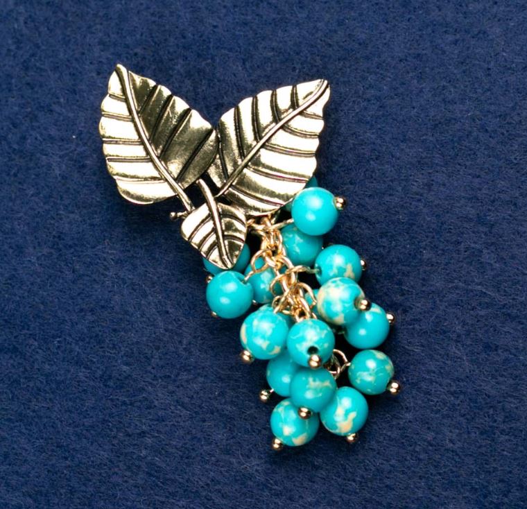 Broșă cu variscit «Ramură cu fructe de pădure», culoare aurie a metalului 60x35 mm