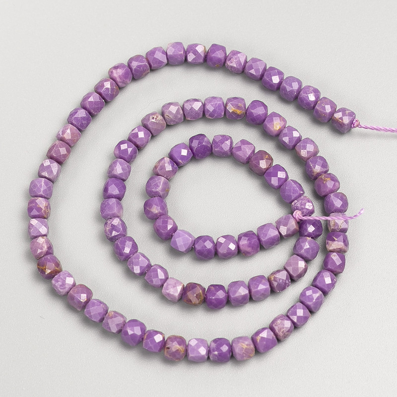 Mărgele din fosfosiderit natural, tăiate cuburi, pe șnur, diametru aproximativ 4–5 mm, lungime aproximativ 38 cm