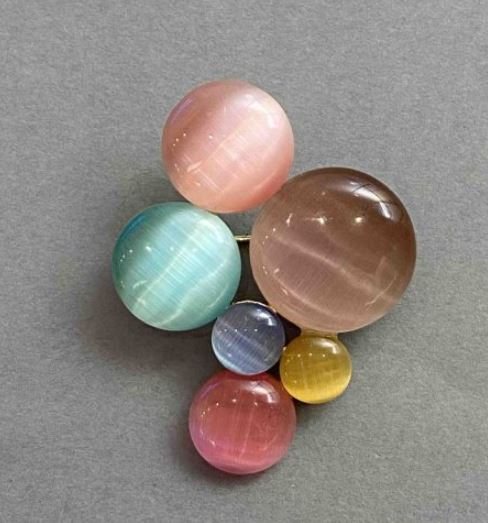 Broșă Accent, piatră ochi de pisică, multicolor, metal argintiu 45×35 mm