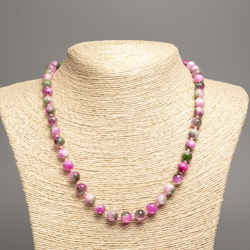 Colier «Culorile verii» cu mărgele netede de 8 mm, în nuanțe alb-verde și roșu zmeură, lungime 50 cm ±, din piatră nefrit alb (colorat sintetic)