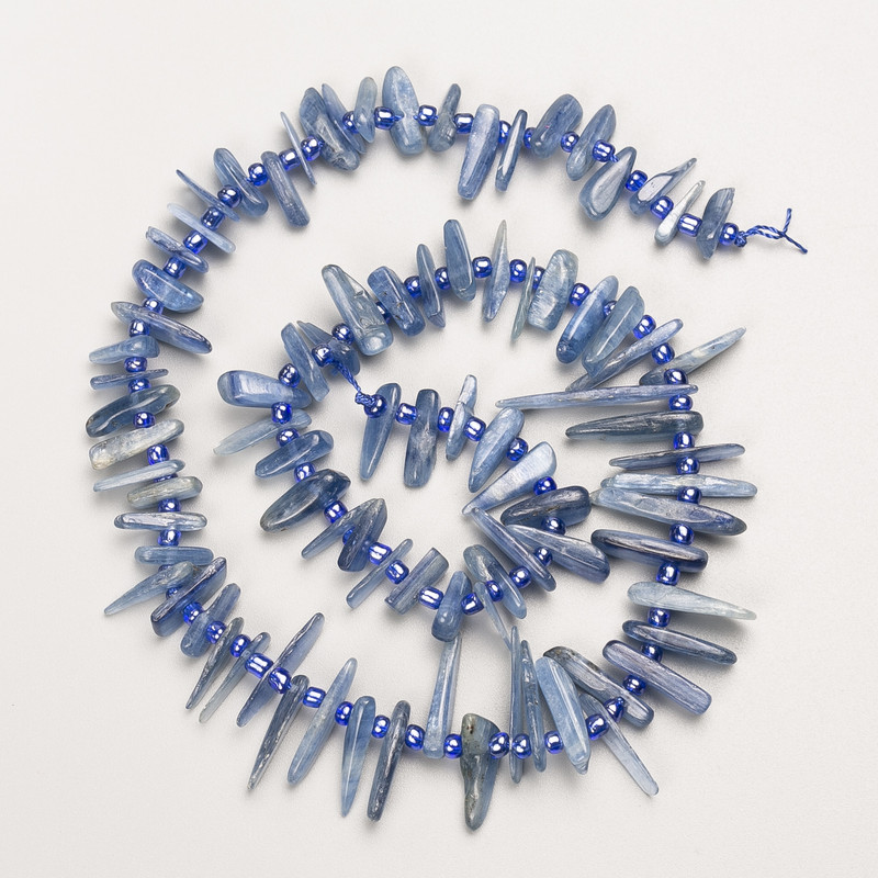 Mărgele din cianit natural, granule în formă de ac, pe șnur, diametrul 28x2-10x2 mm, lungime 40 cm ±, diametru 3 mm