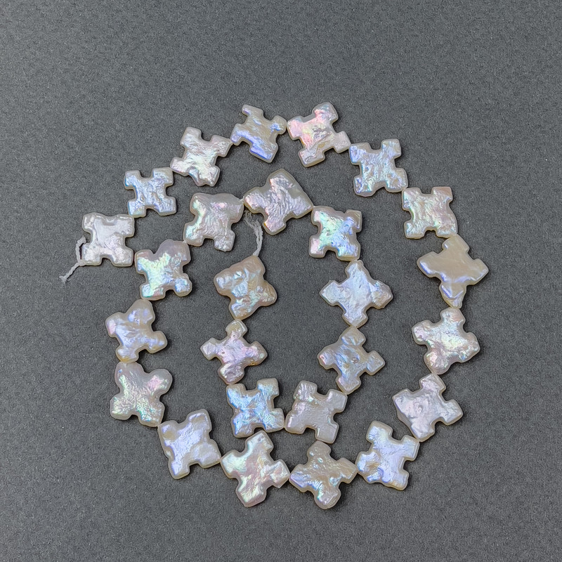 Perle baroce cu nuanța de benzină pe șnur, dimensiuni 12x13 mm, lungime 38 cm