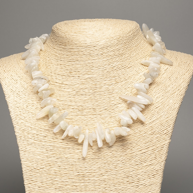 Colier din adular natural, fragment de piatră în formă de «ace», diametrul 18×5 mm, lungime 48 cm +