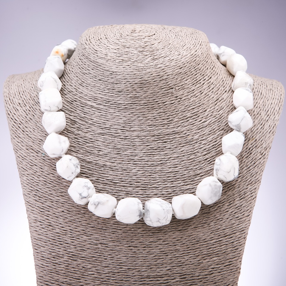 Colier din calcedonie naturală, tăiere multifațetată, diametrul 13x15 mm, lungime 50 cm