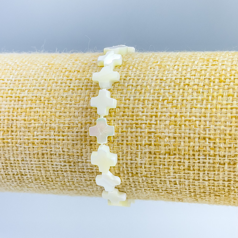 Brățară cu cruciulițe sidefate, diametrul 8×8×3 mm, lungime 18 cm (elastică)