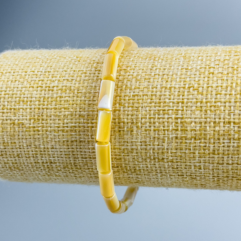 Brățară din sidef bej – cilindru, diametru 4,5×10 mm, lungime 18 cm (elastic)