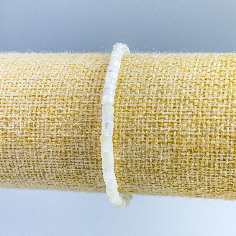 Brățară din sidef alb nuanțat, discuri de 4×2 mm, lungime 18 cm (elastic)