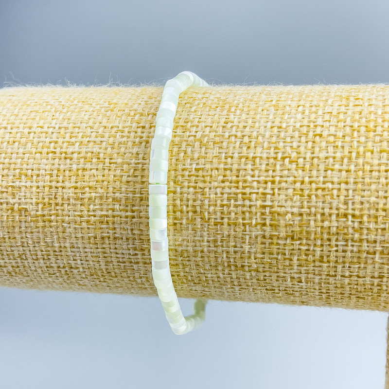 Brățară din sidef mentă, discuri de 4x2 mm, lungime 18 cm (elastică)