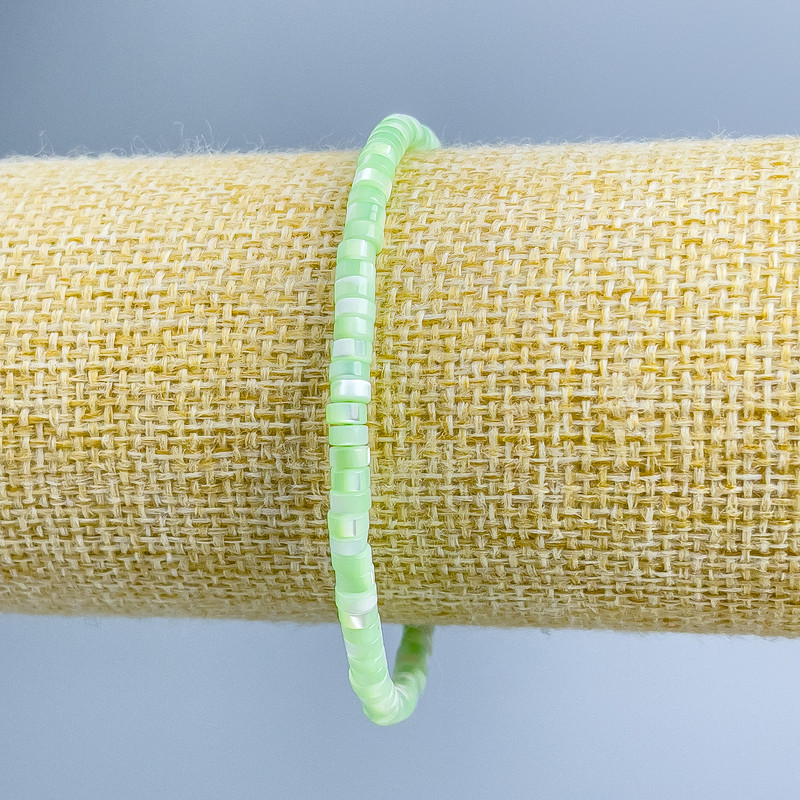 Brățară din sidef nuanțat verde deschis, discuri 4×2 mm, lungime 18 cm (elastică)