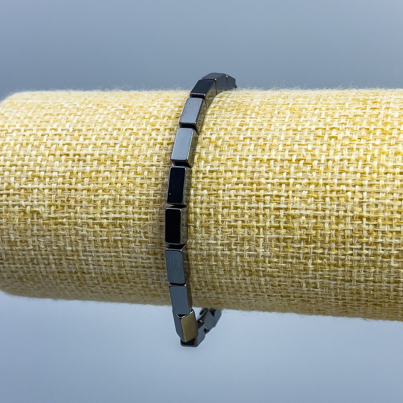 Brățară din hematit în formă dreptunghiulară