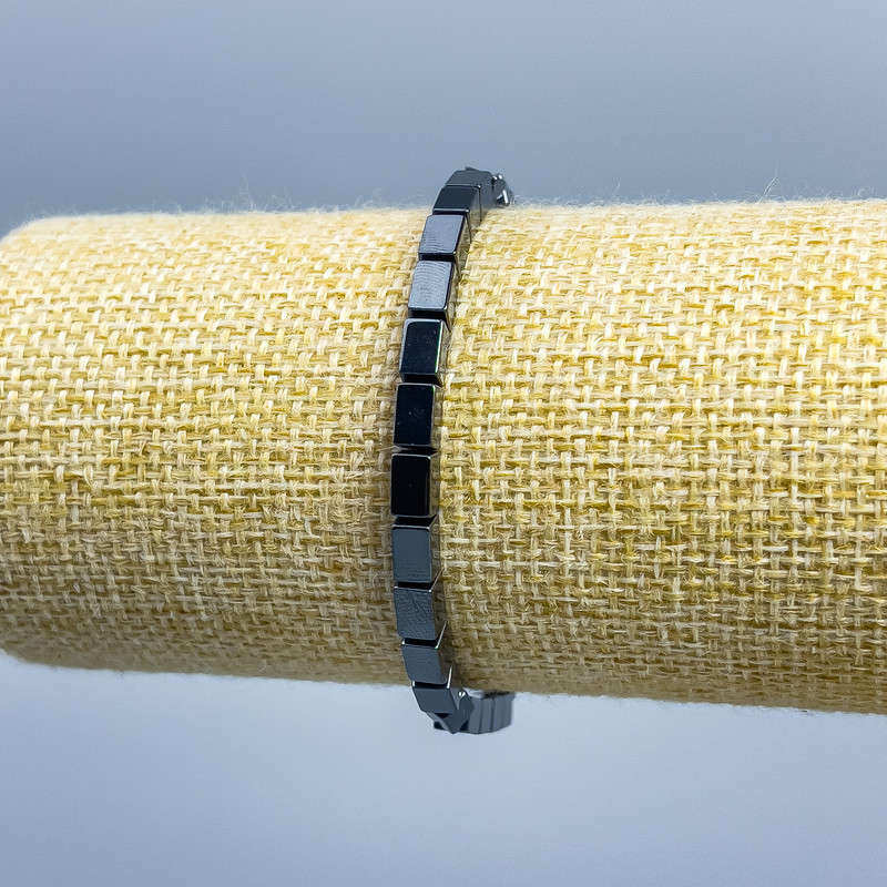 Brățară din hematit, în formă dreptunghiulară, dimensiuni 6×4 mm, lungime 18 cm (elastică)