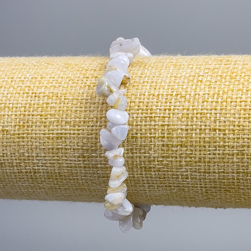 Brățară din agat albastru – cioburi, diametre 5x3-10x5 mm, lungime 18 cm (elastică)