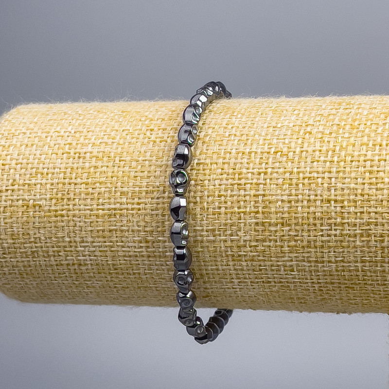 Brățară din hematit — craniu, diametrul 5x6x5 mm, lungimea 18 cm (elastic)