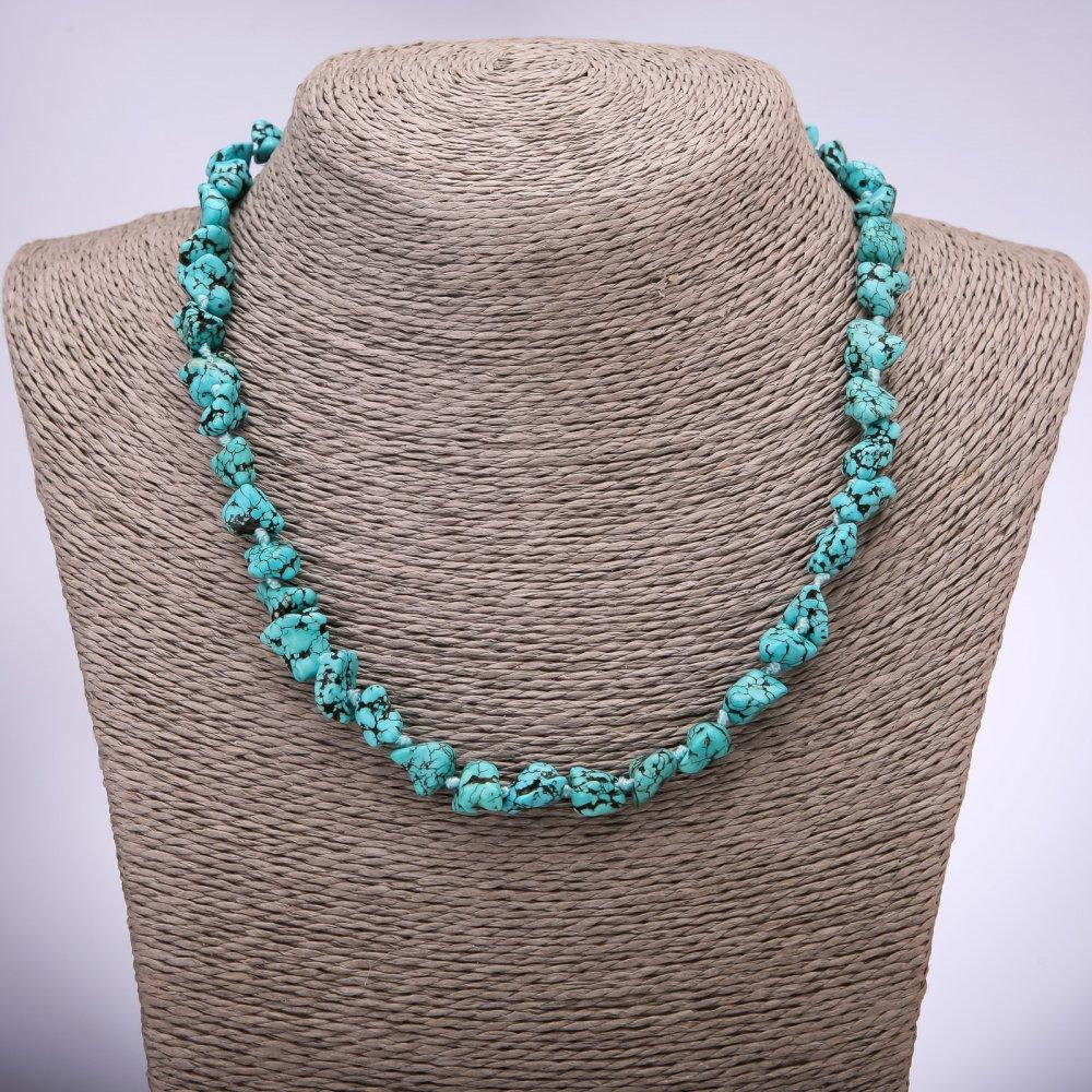 Colier «Turcoaz» (howlit) fațetat, diametrul de aproximativ 10 mm, lungime 45 cm