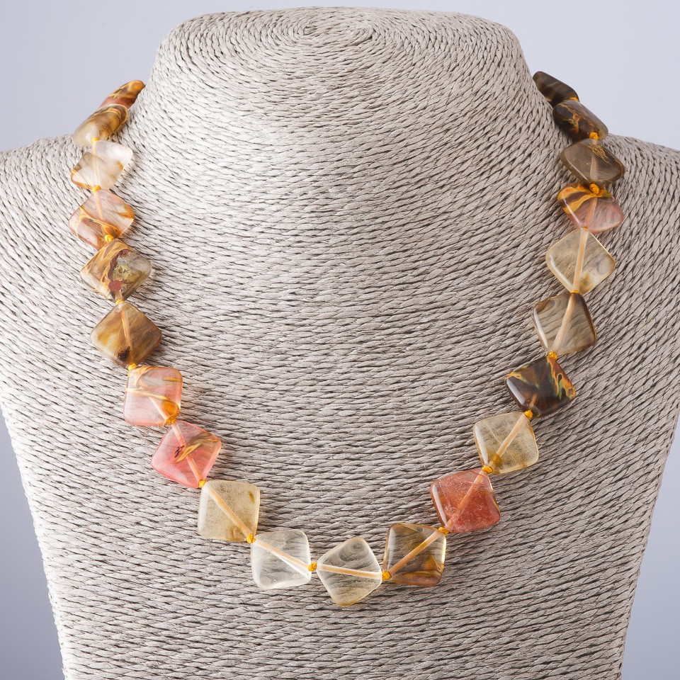 Colier cu calcedon, formă rombi, lungime 47 cm, diametru 14×14 mm