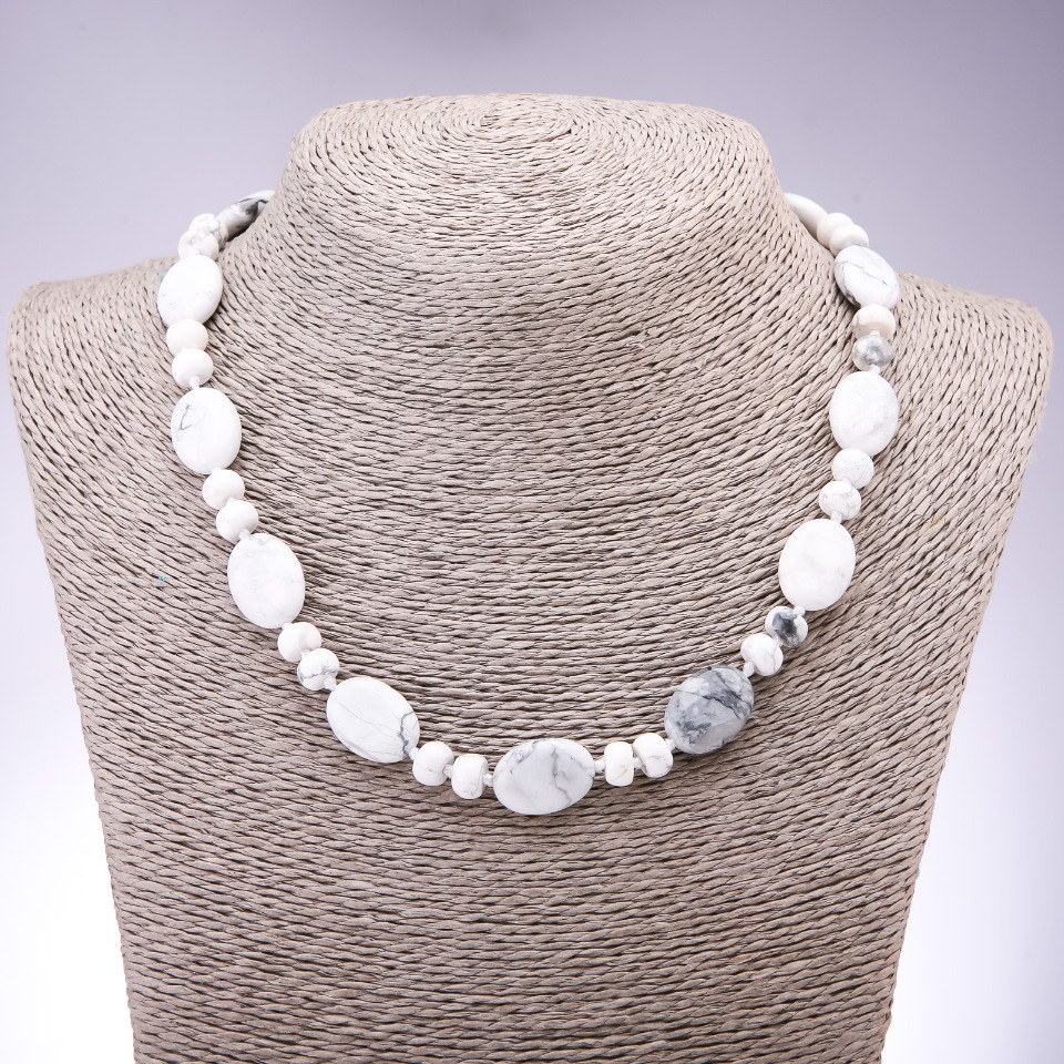 Colier din piatră naturală kaholong, oval plat, diametrul 13×18 mm, rondele 9×6 mm, lungime 45 cm