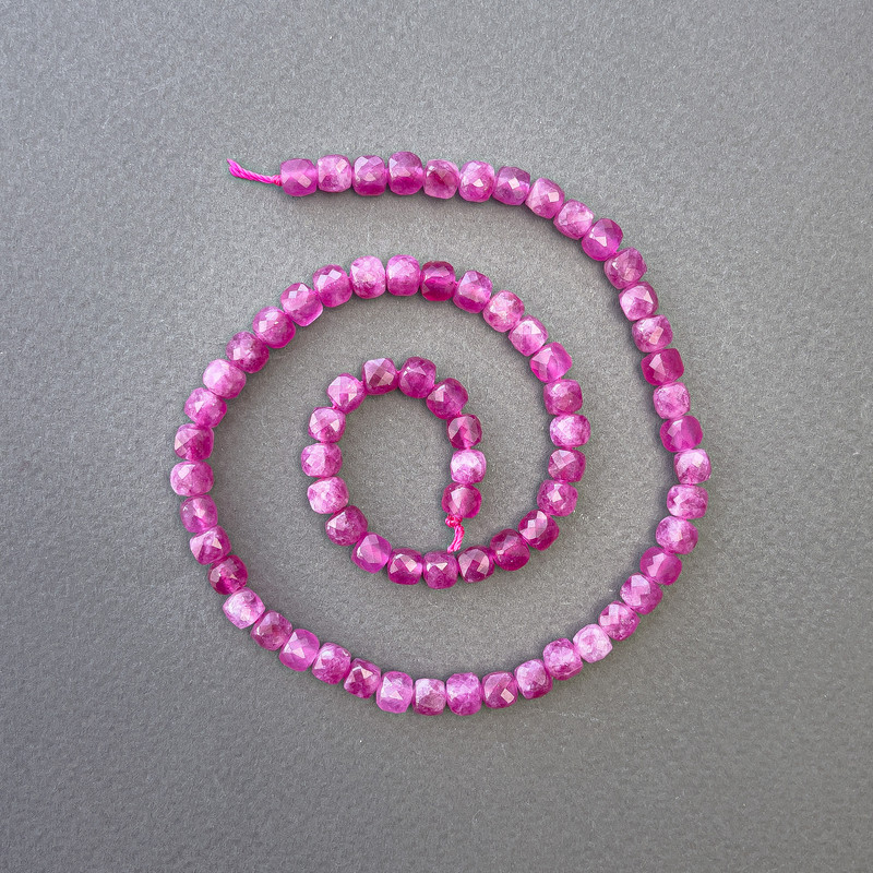 Mărgele din turmalin natural, tăiate în cuburi, diametrul 5×5 mm, lungime 38 cm pe șnur