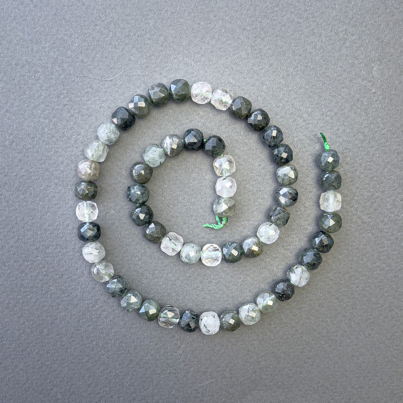 Mărgele din cuarț rutilit cu incluziuni filiforme, piatră naturală, cuburi facetate, diametrul 7×7 mm ±, lungime 39 cm ± pe șnur