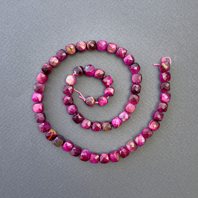 Mărgele din ochiul de tigru roșu zmeură, piatră naturală nuanțată, cub facetat, diametrul 7x7 mm ±, lungimea 39 cm ±, pe șnur