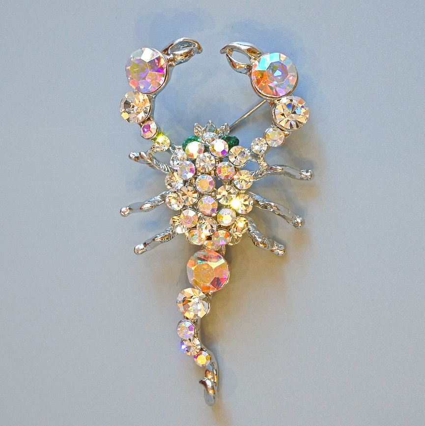 Broșă Scorpion cu strasuri albe și verzi, din metal argintiu 70×37 mm+