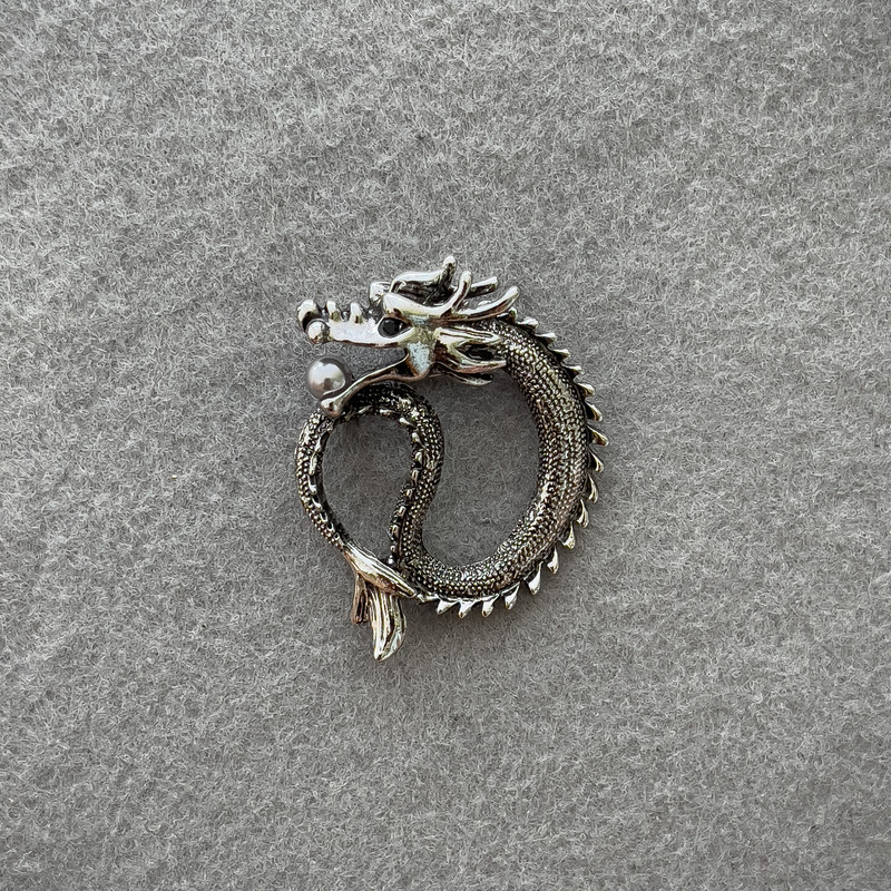 Broșă-pendent Dragon cu perlă, metal argintiu 40×34 mm +