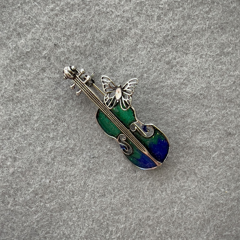 Broșă vioară, albastru deschis și albastru închis, email cu strasuri, metal argintiu, 47x24 mm+