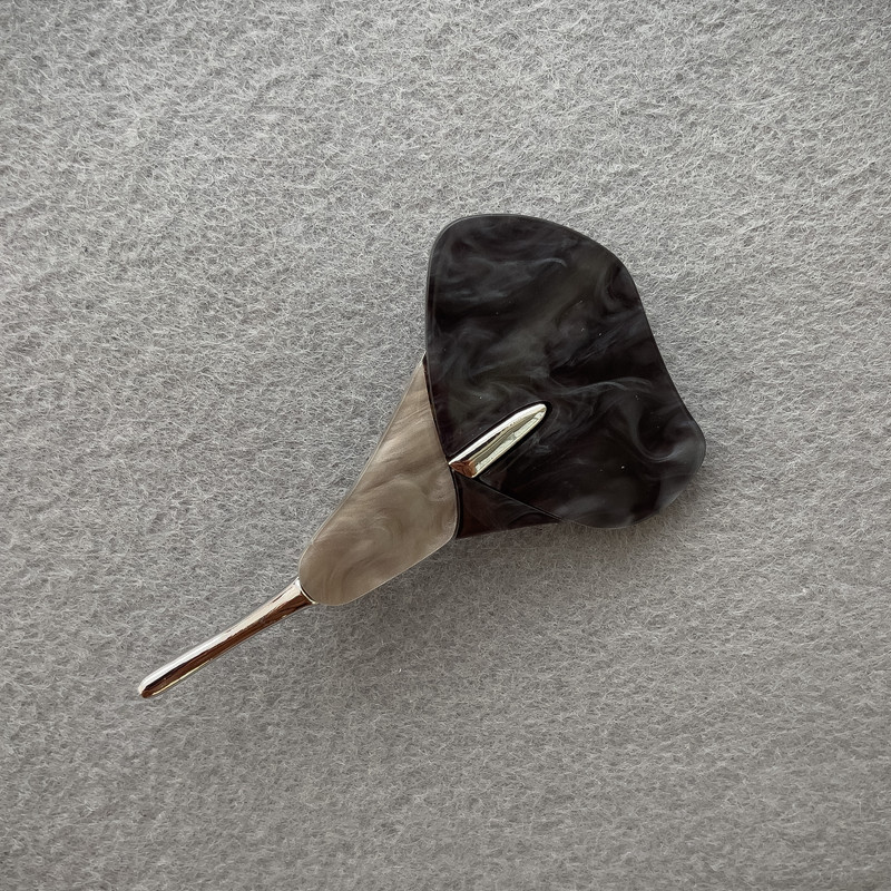 Broșă Floare Kali cu sidef negru și gri, metal argintiu 76x44 mm+