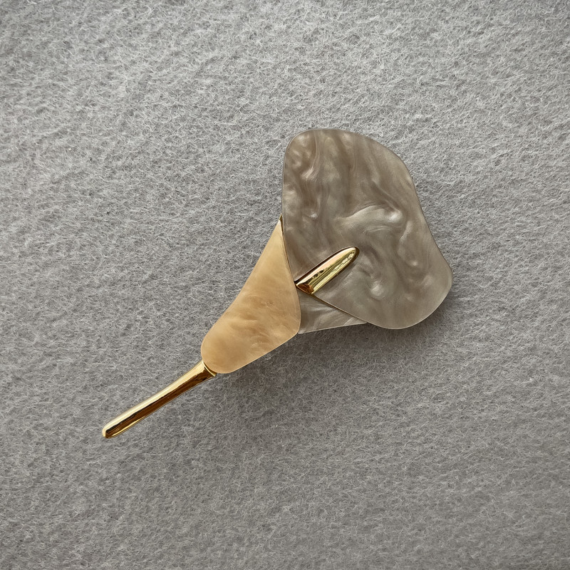 Broșă Floarea Kali, sidef gri și alb, metal auriu, 76×44 mm+