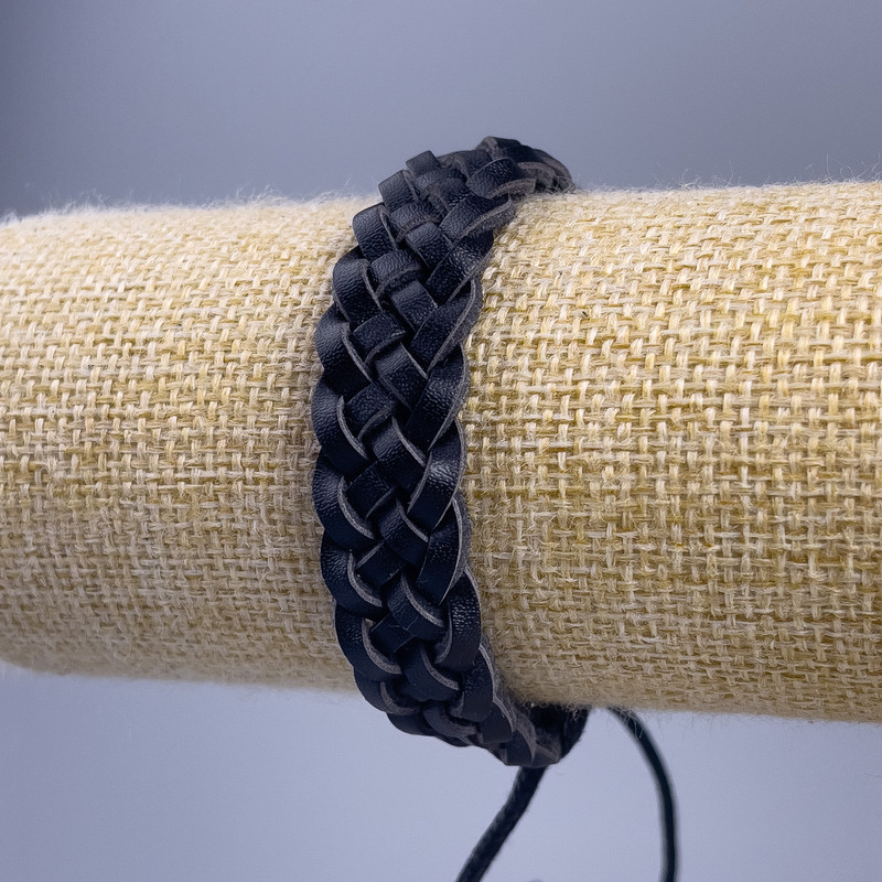 Brățară, lungime 18-25 cm, grosime 14 mm, piele ecologică, culoare neagră, cu închidere reglabilă