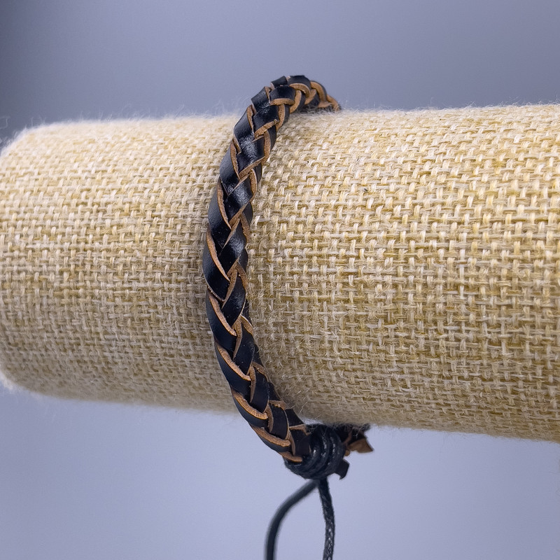 Brățară, lungime 18-25 cm, grosime 7 mm, din piele ecologică, culoare neagră, închidere cu șnur reglabil