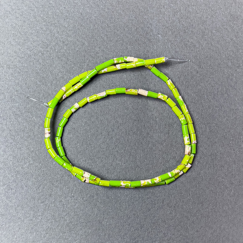Mărgele de varizit verde salată, tăiate, diametrul 2×4 mm, lungime 38 cm, pe fir