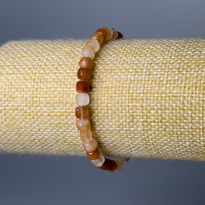 Brățară din carneol, piatră naturală tăiată în cuburi, diametrul cuburilor de 5 mm, lungime 18 cm (elastic)