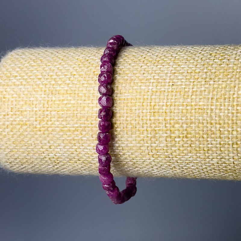 Brățară din rubin natural, piatră tăiată în cub, diametrul 4 mm, lungime 18 cm (elastic)