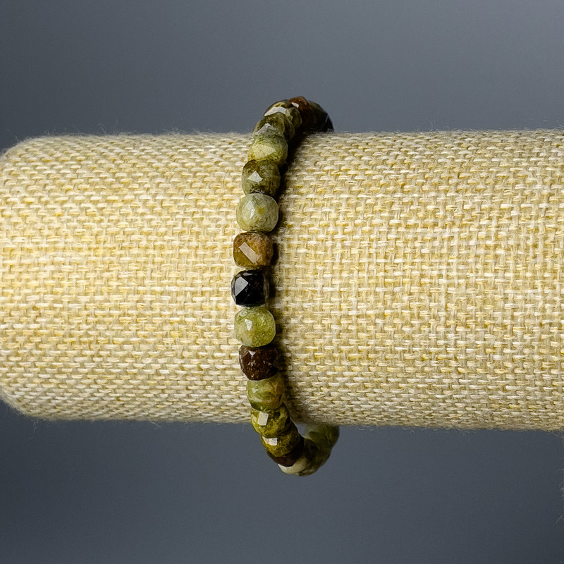 Brățară Grosular (grenat verde), piatră naturală tăiată cub, diametrul de 6,5 mm, lungime 18 cm (elastică)