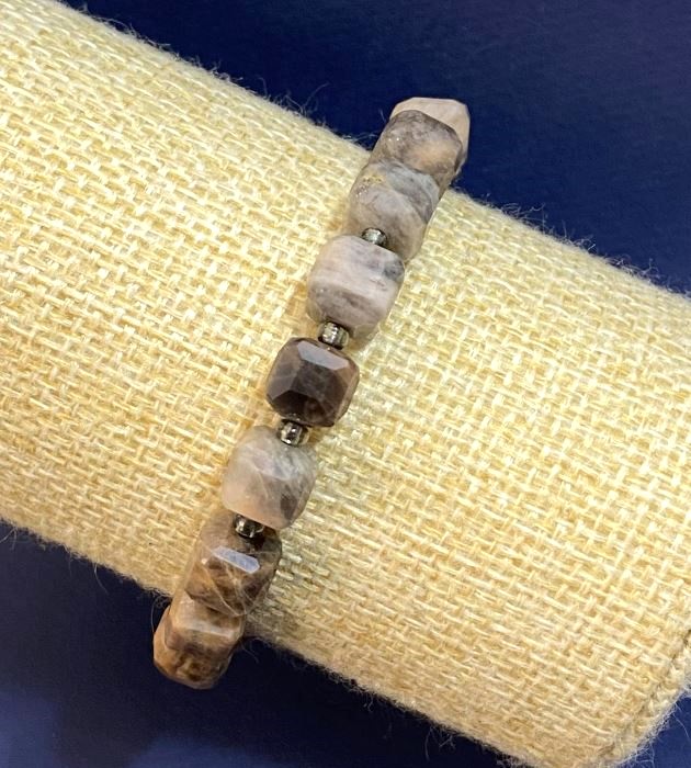 Brățară cu piatră solară naturală, cuburi cu fațete, diametrul 8 mm, lungime 18 cm (elastic), cu mărgele de sticlă