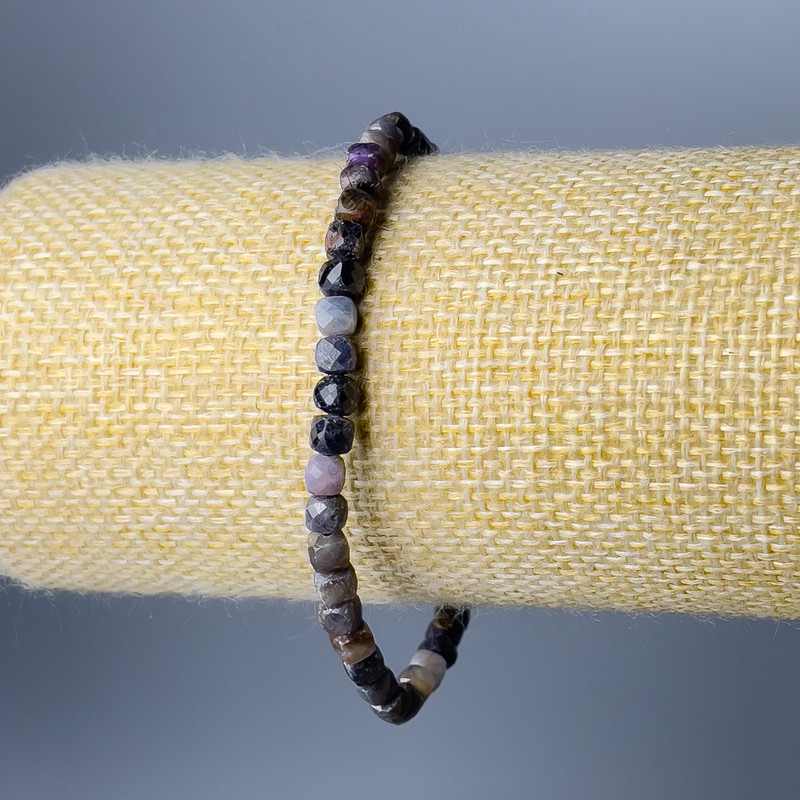 Brățară cu safir natural, piatră naturală, cuburi tăiate, diametrul 4,5 mm, lungime 18 cm (elastică)