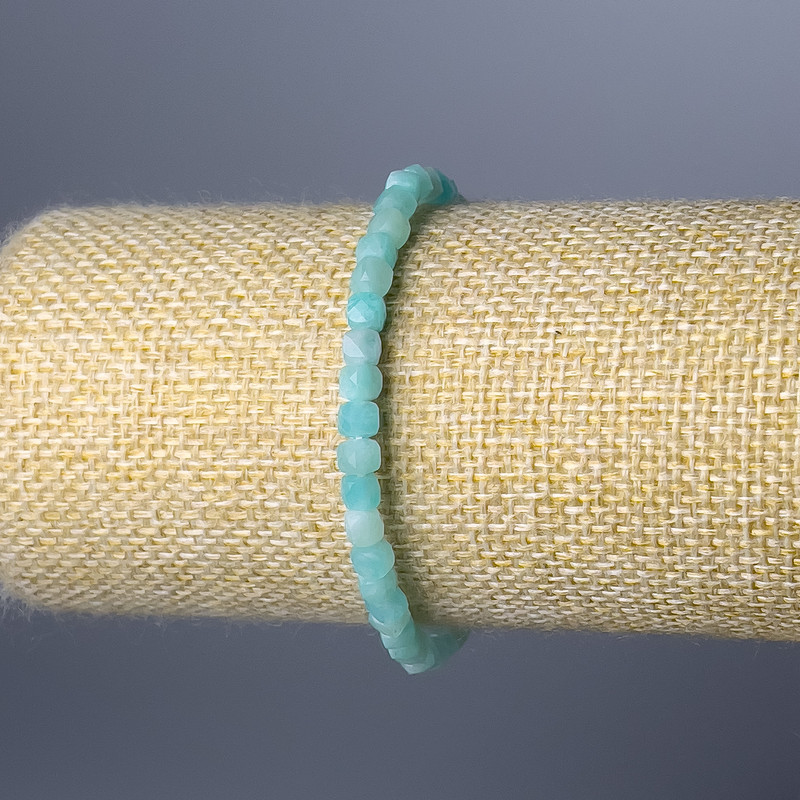 Brățară din amazonit, boabe cubice tăiate, diametrul 4 mm, lungime 18 cm (elastic)