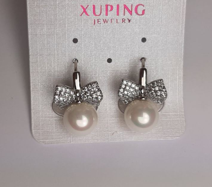 Cercei Xuping cu perlă Mallorca albă și cristale albe, diametrul 10 mm, lungimea 19 mm, rodiu