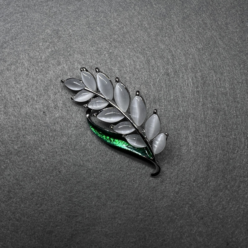 Broșă în formă de ramură, ochi de pisică alb, email verde, metal auriu 22x47 mm