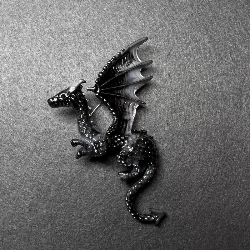 Broșă Dragon gri și negru email, metal argintiu, 42×66 mm