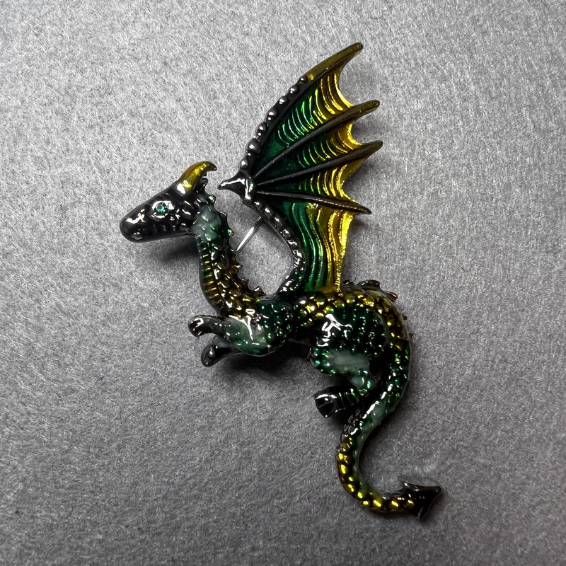 Broșă Dragon verde și galben email, metal argintiu 42×66 mm