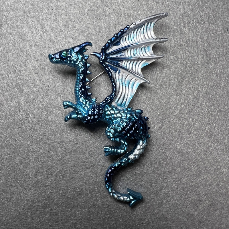 Broșă Dragon în email albastru închis și deschis, metal argintiu 42×66 mm