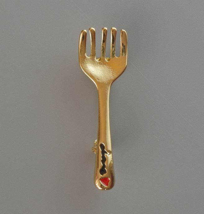 Broșă în formă de furculiță, email alb și negru, din metal auriu, 11×36 mm