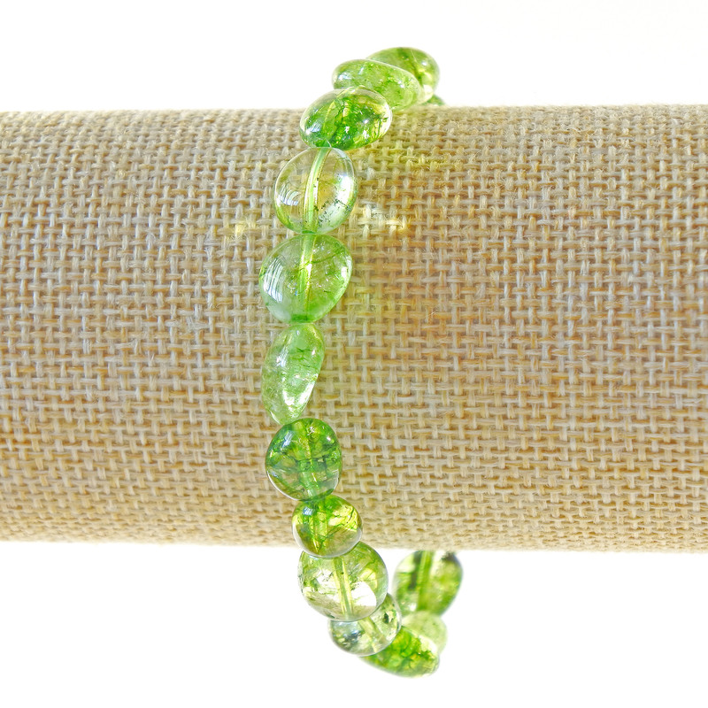 Brățară din cristal verde, tonată sub cromodiopsid, cu fațete, diametru aproximativ 10–12 mm, lungime 18 cm, extensibilă