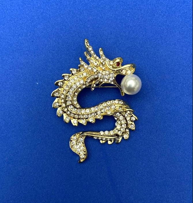 Broșă Dragon metal auriu, cristale albe, mărgea albă, 45×64 mm