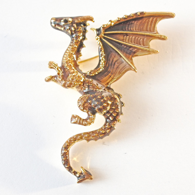 Broșă Dragon auriu și maro, email auriu, metal auriu 42×66 mm